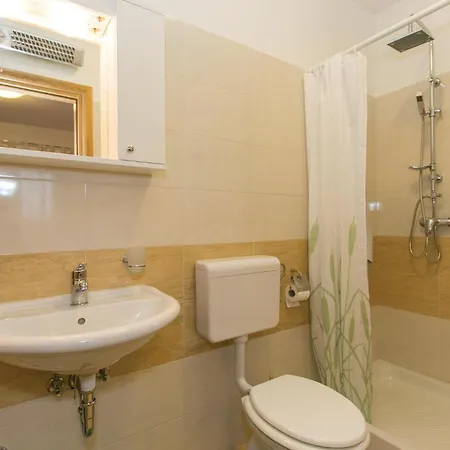 Holiday home 4 Bedroom Beautiful Home In Kunj