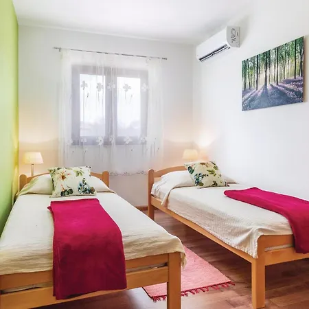 Holiday home 4 Bedroom Beautiful Home In Kunj Kunj