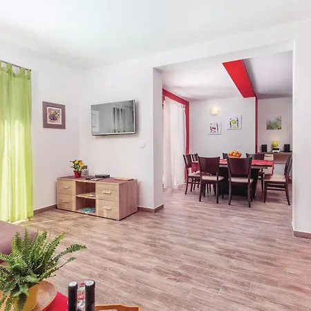 4 Bedroom Beautiful Home In Kunj Holiday home
