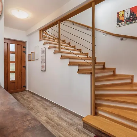 4 Bedroom Beautiful Home In Kunj *