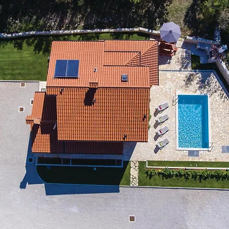4 Bedroom Beautiful In